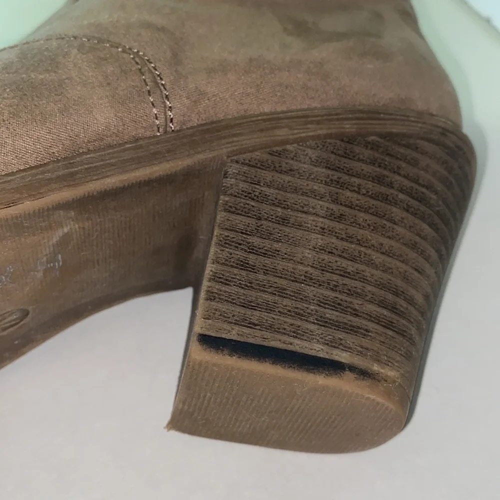 Chelsea Moreland Taupe Faux Suede Ankle Boot with inside Zipper Size 7 Medium
